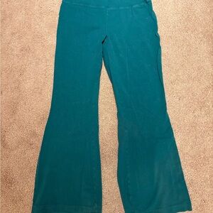 ⭐️TNA green crop flare pants size small